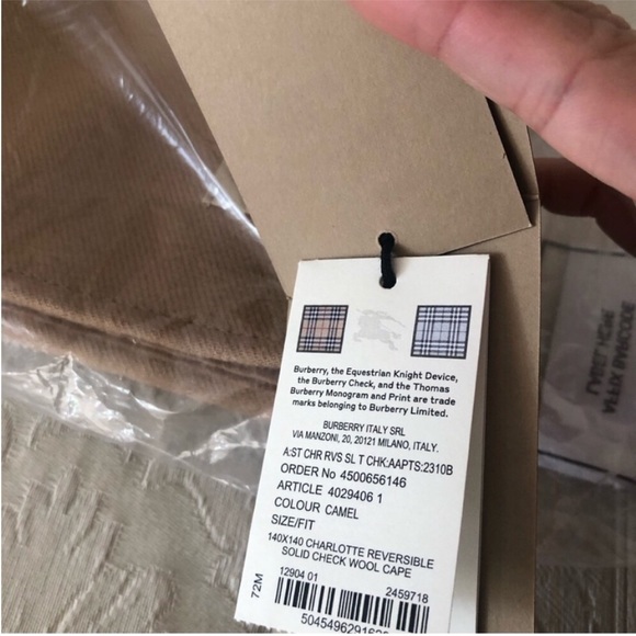 🔥NWT 🆕Burberry Charlotte Reversible Wool 140 X 140 Cape Scarf Wrap poncho - Picture 8 of 10